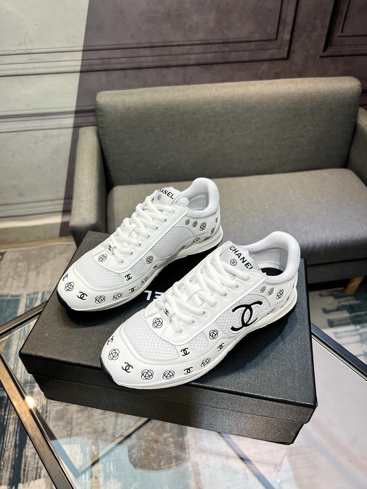 Men's men's shoes 💰640 Exclusive real shot (top version) CHANEL Chanel 2025ss color matching thick-soled casual sports shoes and sneakers. The counter is synchronized. The counter is very popular. A shoe that is very difficult to buy. The most popular thick-soled panda shoes on the Internet. It can be imagined that Xiaoxiang control can't miss it. It has both good looks and comfort. Simple and versatile white shoes. The thick sole increases the height and is super versatile. Close your eyes and wear it. Whoever wears it will look better. Upper: calfskin Lining: imported sheepskin lining Outsole: TPU original outsole Size: 35-44 (customized for women 41 and 40, and 45 for men)
